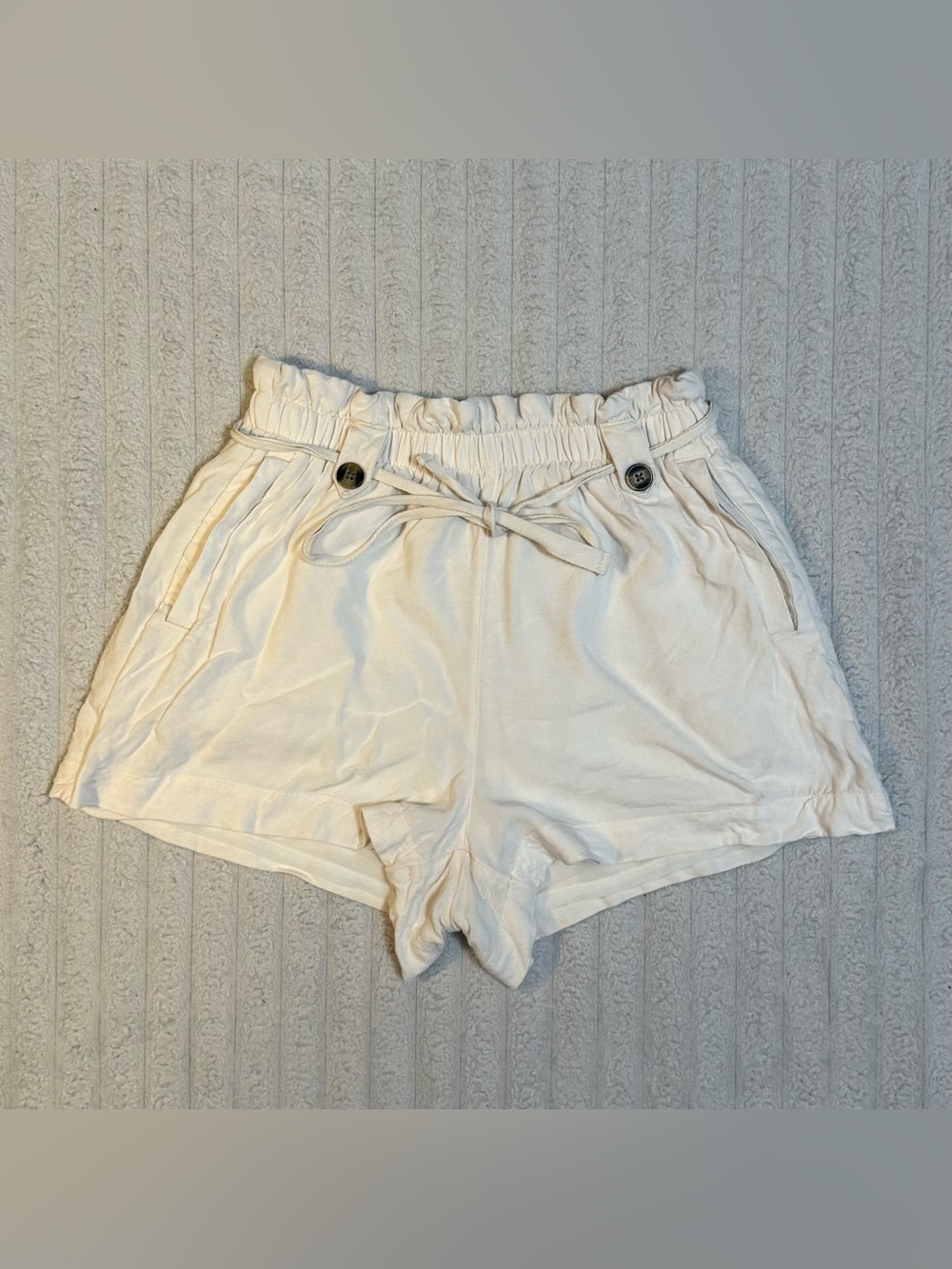 American Eagle Off-White Paperbag Waist Shorts With Tie Belt & Button Detail M